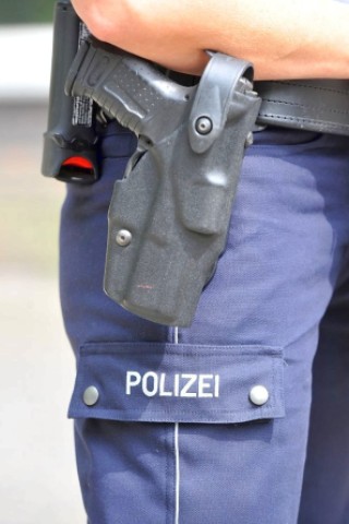 Natürlich tragen auch blaue Polizisten eine Dienstwaffe.
