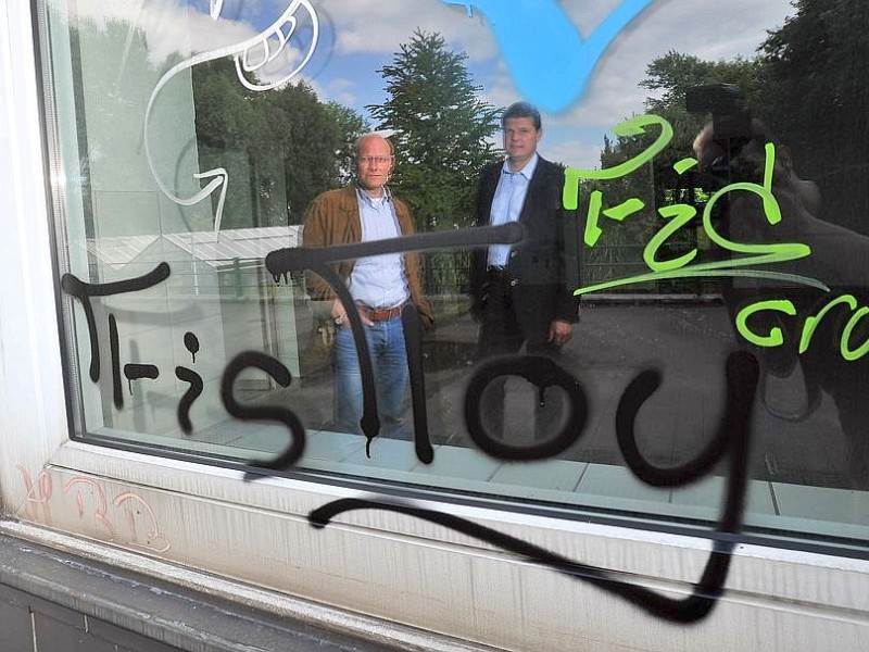 Marcel Fabritz und Volker Schröder zeigen das Gelände der ehemaligen Pädagogischen Hochschule und des  ehemaligen Rheinischen Straßenbauamts, das mehr und mehr verwahrlost. Foto: Sebastian Konopka