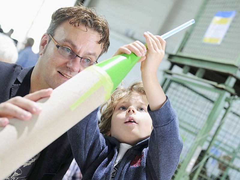 Raketenbau-Ingenieure unter sich, Elmar und Julian Franke (v.l.). Foto: Matthias Graben / WAZ FotoPool