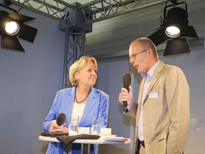Chefredakteur Ulrich Reitz (rechts) moderierte einen Info-Talk und interviewte NRW-Ministerpräsidentin Hannelore Kraft (links).Foto: Matthias Graben / WAZ FotoPool