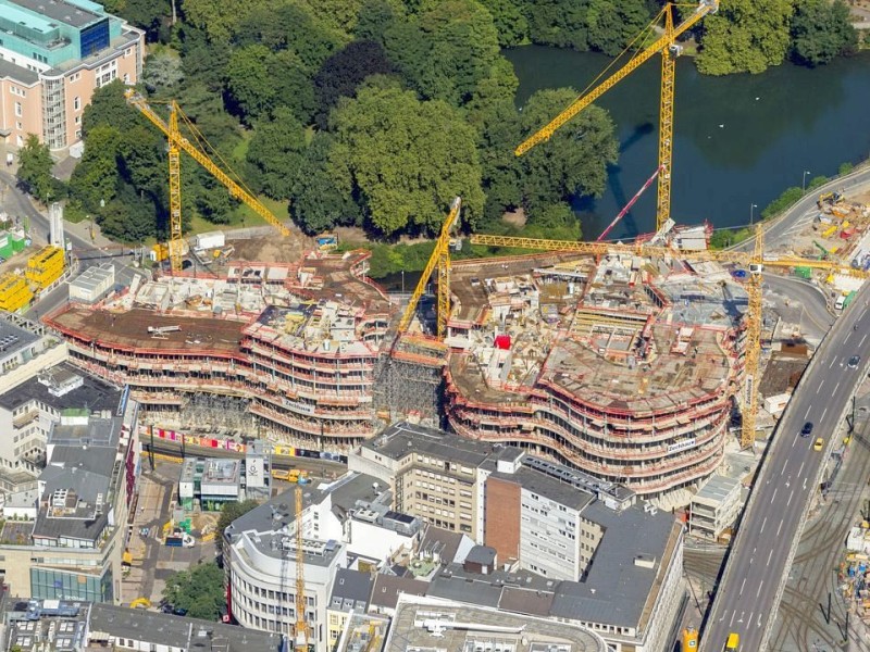 Düsseldorfs größte Baustelle ist weiterhin der Kö-Bogen, die Verlängerung der Königsallee in den Hofgarten. Die Kö-Bogen-Bauten von Star-Architekt Daniel Libeskind wachsen gen Himmel. Vorne: die Hochstraße Tausendfüßler, die bald abgerissen wird.