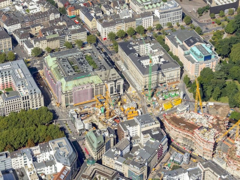 Düsseldorfs größte Baustelle ist weiterhin der Kö-Bogen, die Verlängerung der Königsallee in den Hofgarten. Rechts: die Kö-Bogen-Bauten von Star-Architekt Daniel Libeskind.