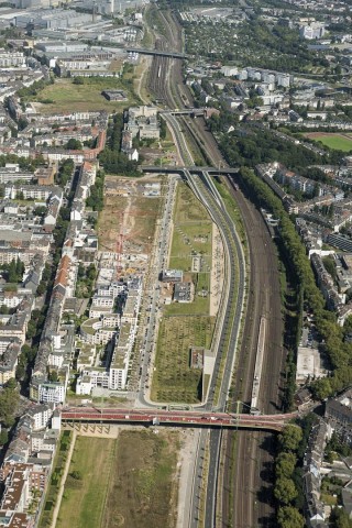 Das Quartier Central zwischen Franklinbrücke (Pempelfort-Düsseltal) und Mercedes-Werk (Derendorf). Auf dem ehemaligen Schlössergelände (links oben im BIld) entsteht der neue Campus der FH. 