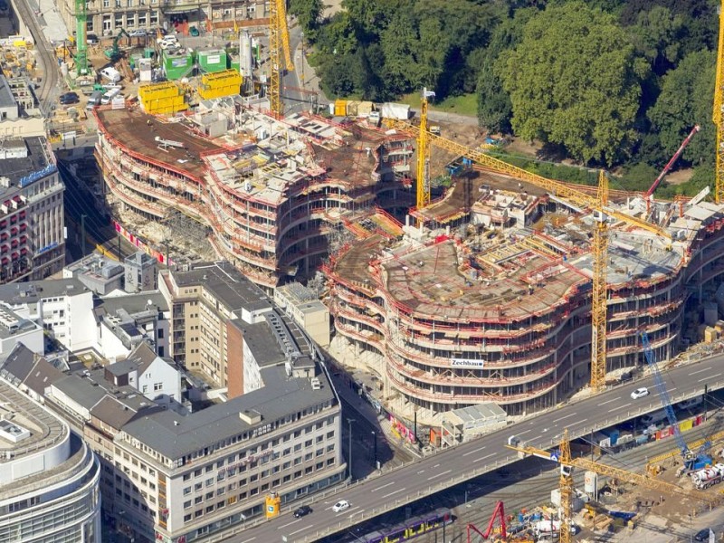 Düsseldorfs größte Baustelle ist weiterhin der Kö-Bogen, die Verlängerung der Königsallee in den Hofgarten. Die Kö-Bogen-Bauten von Star-Architekt Daniel Libeskind wachsen gen Himmel. Vorne: die Hochstraße Tausendfüßler, die bald abgerissen wird.