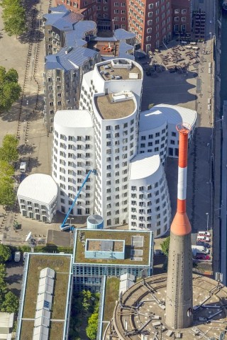 Die Gehry-Bauten im Medienhafen. Vorne: der Rheinturm von oben.