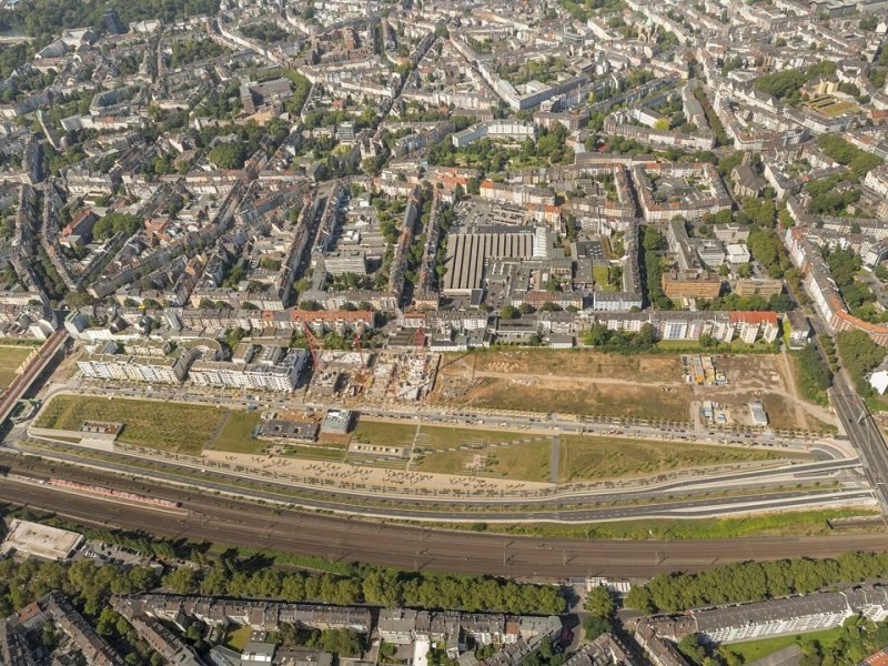Das nördliche Bauland des Wohngebietes Quartier Central. Das Luxus-Viertel Le Flair (links) ist fast fertig. Unten: Toulouser Allee, Bahnstrecke und Düsseltal