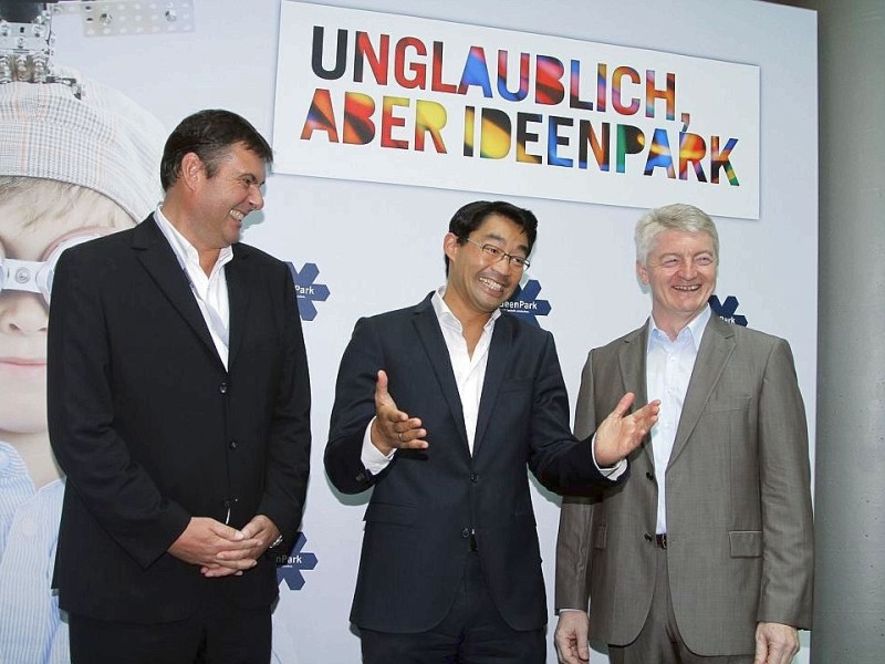 Bundeswirtschaftsminister Philipp Rösler, Heinrich Hiesinger, Vorstandsvorsitzender Thyssen-Krupp AG (re.) und Jürgen Claassen, Vorstand Thyssen-Krupp AG.