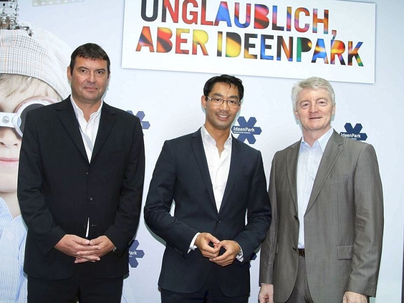 Bundeswirtschaftsminister Philipp Rösler, Heinrich Hiesinger, Vorstandsvorsitzender Thyssen-Krupp AG (re.) und Jürgen Claassen, Vorstand Thyssen-Krupp AG.