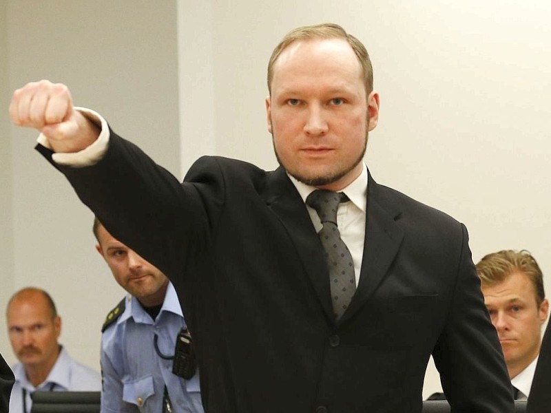 Mit ausgestreckter Faust grüßte Breivik in die Menge,...