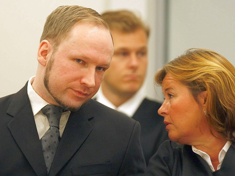 Breivik im Gespräch mit Vibeke Hein Baera, einem Mitglied seiner Verteidiger-Gruppe.