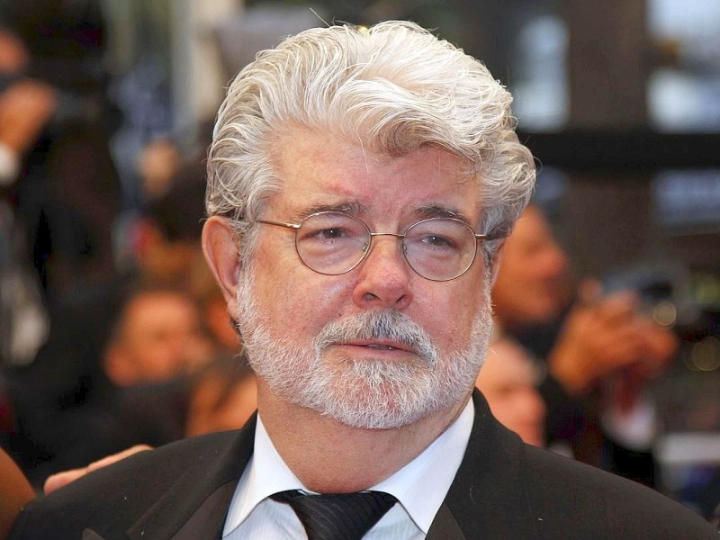 ... denn George Lucas, US-Regisseur von Star Wars und The Avengers, hat auch 90 Millionen Dollar verdient. Vor ihm und Simon Cowell auf Platz 8 steht in der Verdiener-Liste der amerikanische Krimi-Autor James Patterson, der mehr als 100 Millionen Bücher verkauft hat, mit 94 Millionen Dollar.