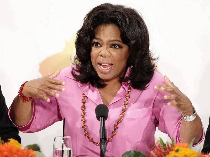 ... richtig, Oprah Winfrey, US-Talkerin und Medienmogul. Satte 165 Millionen Dollar hat sie binnen eines Jahres eingestrichen. Das sind zwar 125 Millionen weniger als Jahr zuvor, aber dennoch - mehr hat kein Promi verdient.