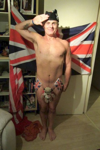 Nackte Grüße für Prinz Harry. Die Facebook-Gruppe Support Prince Harry with a naked Salute! hat inzwischen mehr als 26.000 Mitglieder - Hunderte von ihnen haben Nacktfotos von sich ins Internet gestellt, auf denen sie dem Prinzen salutieren.