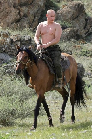... er schon vor Kameras mit nacktem Oberkörper durch die russische Steppe.