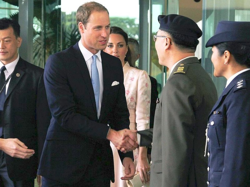 Drei Tage verbringen William und Kate in Singapur. Sie besuchen den Stadtstaat als Teil ihrer neuntägigen Reise durch den Fernen Osten und den südpazifischen Raum. Anlass ist das diamantene Thronjubiläum von Queen Elizabeth II. Hier wird das Prinzenpaar am Flughafen begrüßt.