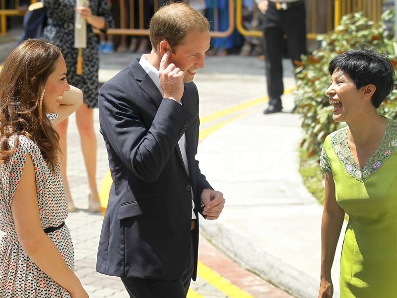 Drei Tage verbringen William und Kate in Singapur. Sie besuchen den Stadtstaat als Teil ihrer neuntägigen Reise durch den Fernen Osten und den südpazifischen Raum. Anlass ist das diamantene Thronjubiläum von Queen Elizabeth II. Hier trifft das Prinzenpaar Singapurs Staatsministerin Indranee Rajah.