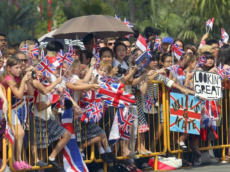 Drei Tage verbringen William und Kate in Singapur. Sie besuchen den Stadtstaat als Teil ihrer neuntägigen Reise durch den Fernen Osten und den südpazifischen Raum. Anlass ist das diamantene Thronjubiläum von Queen Elizabeth II. Begeisterte Fans feiern das Prinzenpaar.