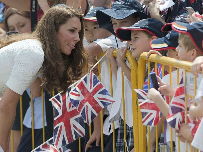 Drei Tage verbringen William und Kate in Singapur. Sie besuchen den Stadtstaat als Teil ihrer neuntägigen Reise durch den Fernen Osten und den südpazifischen Raum. Anlass ist das diamantene Thronjubiläum von Queen Elizabeth II. Begeisterte Fans feiern das Prinzenpaar.