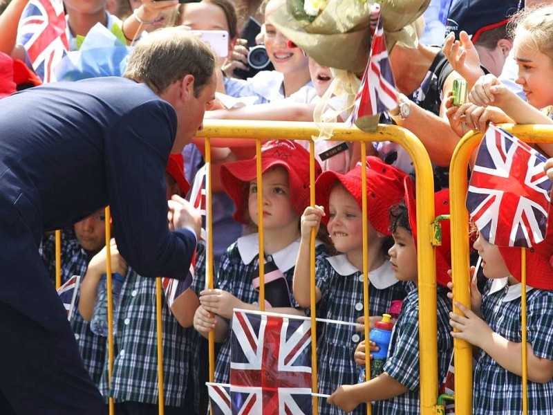 Drei Tage verbringen William und Kate in Singapur. Sie besuchen den Stadtstaat als Teil ihrer neuntägigen Reise durch den Fernen Osten und den südpazifischen Raum. Anlass ist das diamantene Thronjubiläum von Queen Elizabeth II. Begeisterte Fans feiern das Prinzenpaar.