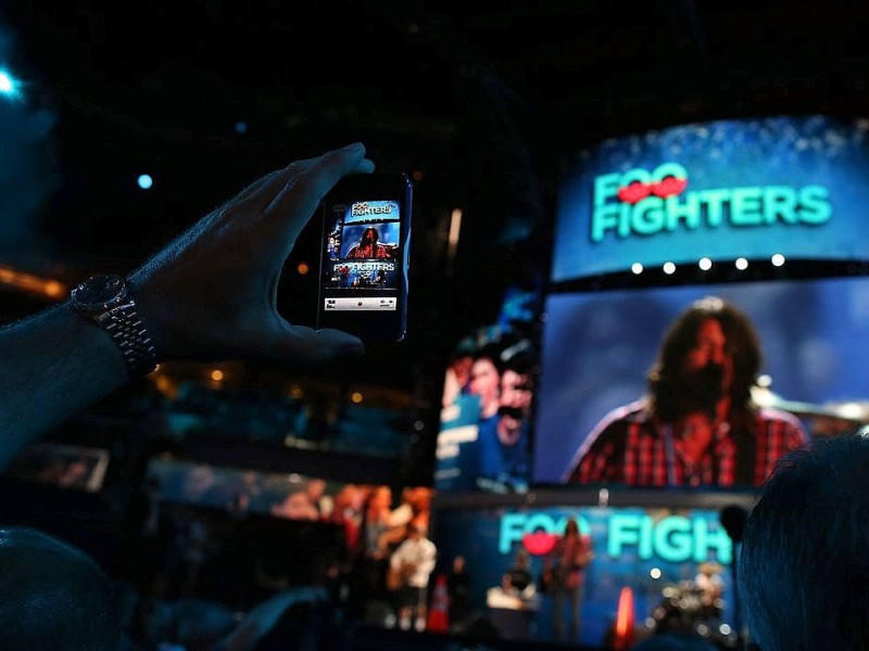 Die Welt, betrachet durch den iPhone-Filter: hier ein Konzert der Foo Fighters.