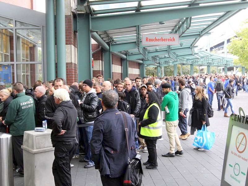 Menschenschlangen vor dem CentrO Oberhausen zum Verkaufsstart des iPhone 5.Foto: Kerstin Bögeholz / WAZ FotoPool