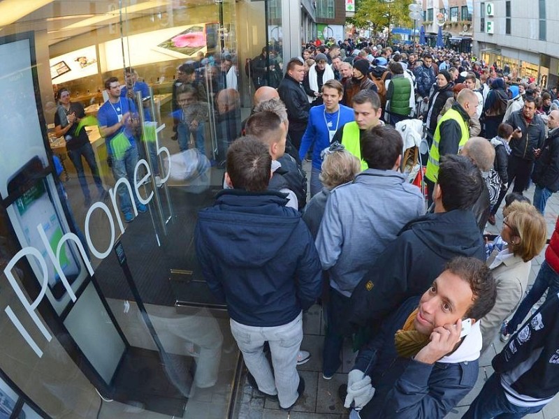Customers queue to enter the Apple Store in the southern German city of Munich on September 21, 2012 as the iPhone 5 goes on sale. AFP PHOTO/CHRISTOF STACHE