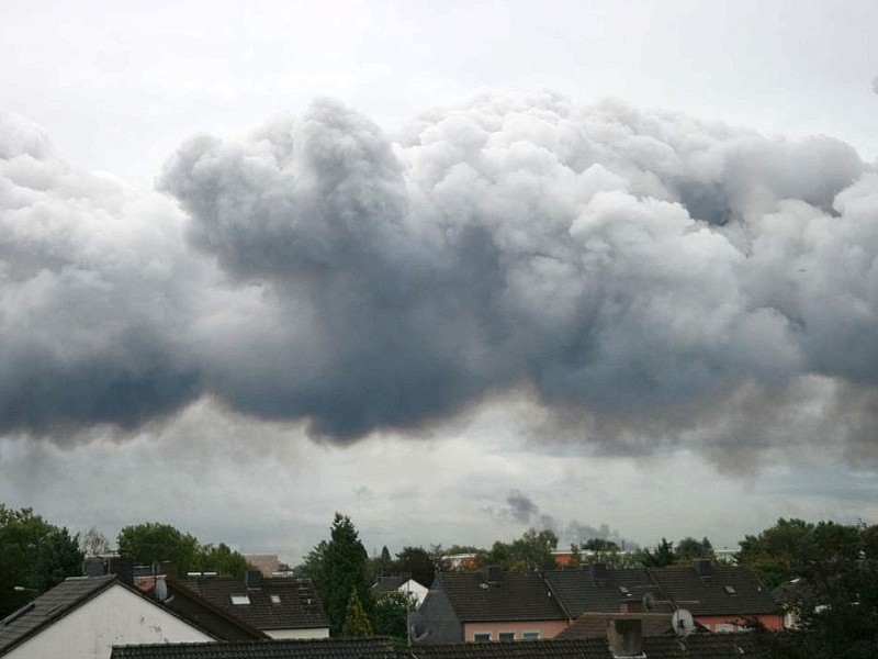 Die Rauchwolke über dem linksrheinischen Duisburger Stadtteil Rumeln-Kaldenhausen. Foto: Bianca Peters