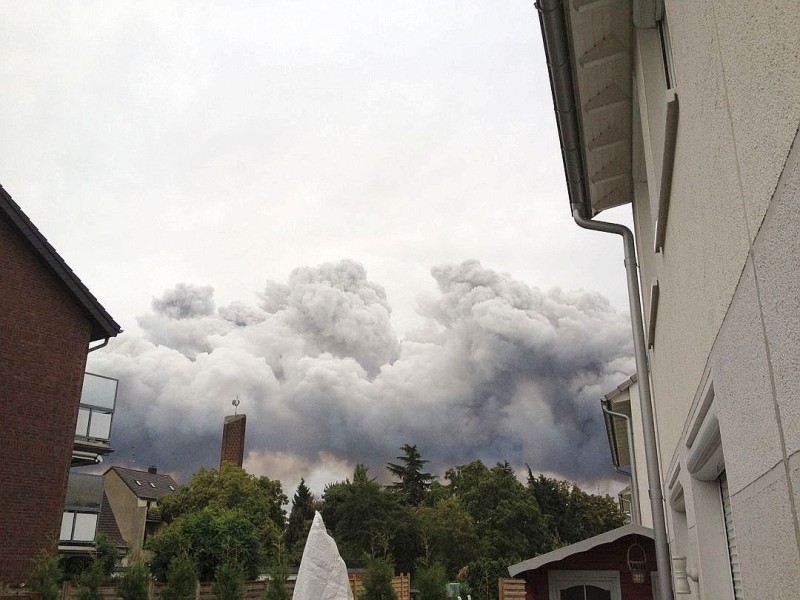 Die Rauchwolke über dem linksrheinischen Duisburger Stadtteil Rumeln-Kaldenhausen. Foto: INgmar Kreienbrink