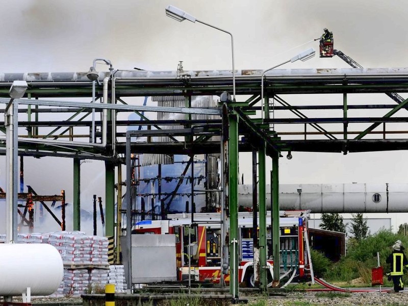 Rauchwolke über Krefeld - im örtlichen Hafen brennt seit sieben Uhr morgens ein Düngemittellager. Die Feuerwehr Krefeld ist mit allen Einsatzkräften vor Ort. Die Rauchentwicklung ist so stark, dass auch Menschen in Duisburg, Mülheim und Essen Fenster und Türen geschlossen halten sollen.   Foto: Stephan Eickershoff / WAZ Fotopool