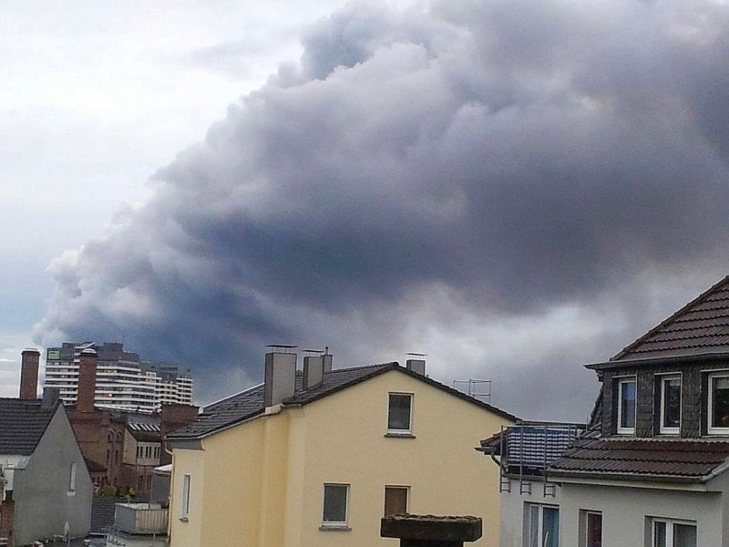 Leser Marc Huwald fotografierte die Rauchwolke am Dienstagmorgen über Mülheim.