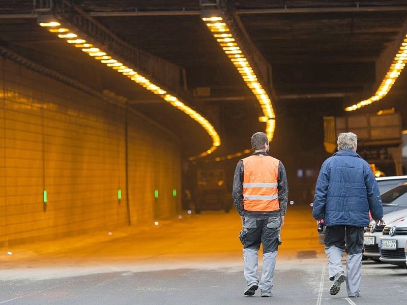 Am Freitag, 28.09.2012 sind die Bauarbeiten an der gesperrten Autobahn A40 in Essen - Zentrum so gut wie abgeschlossen. Am Wochenende wird die Strecke zwischen Essen-Zentrum und Essen-Ost wieder fuer den Verkehr freigegeben.Foto: Bernd Lauter/WAZ FotoPool