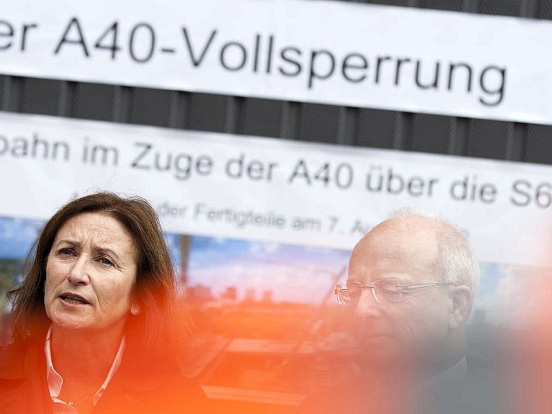 Am Freitag, 28.09.2012 sind die Bauarbeiten an der gesperrten Autobahn A40 in Essen - Zentrum so gut wie abgeschlossen. Am Wochenende wird die Strecke zwischen Essen-Zentrum und Essen-Ost wieder fuer den Verkehr freigegeben. im Bild: Projektleiterin Annegret Schaber.Foto: Bernd Lauter/WAZ FotoPool