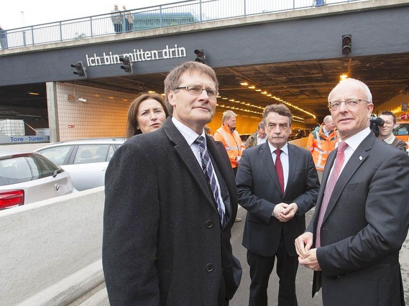 Am Freitag, 28.09.2012 sind die Bauarbeiten an der gesperrten Autobahn A40 in Essen - Zentrum so gut wie abgeschlossen. Am Wochenende wird die Strecke zwischen Essen-Zentrum und Essen-Ost wieder fuer den Verkehr freigegeben. Ralf Pagenkopf, Geschaeftsfuehrer Strassen.NRW, Verkehrsminister Michael Groschek und Essens Oberbuergermeister Reinhard Pass (l-r) besichtigen die Baustelle.Foto: Bernd Lauter/WAZ FotoPool