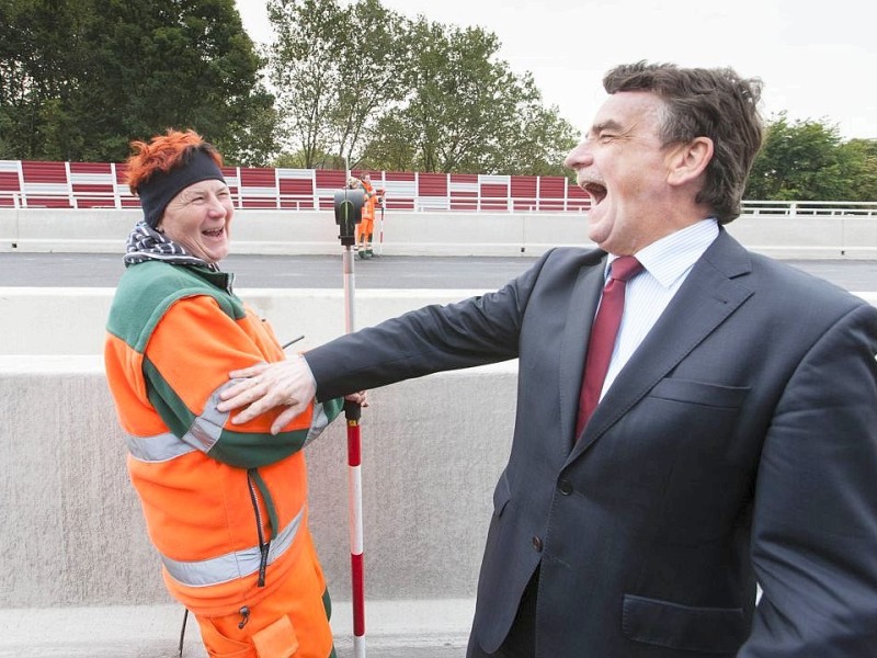 Am Freitag, 28.09.2012 sind die Bauarbeiten an der gesperrten Autobahn A40 in Essen - Zentrum so gut wie abgeschlossen. Am Wochenende wird die Strecke zwischen Essen-Zentrum und Essen-Ost wieder fuer den Verkehr freigegeben. Verkehrsminister Michael Groschek im Gespraech mit Vermessungsingenieurin Ellen Grunau.Foto: Bernd Lauter/WAZ FotoPool