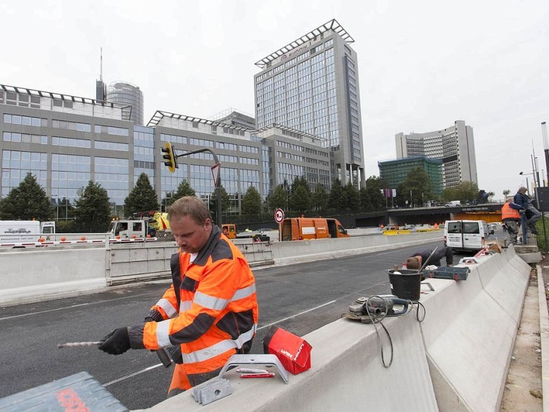 Am Freitag, 28.09.2012 sind die Bauarbeiten an der gesperrten Autobahn A40 in Essen - Zentrum so gut wie abgeschlossen. Am Wochenende wird die Strecke zwischen Essen-Zentrum und Essen-Ost wieder fuer den Verkehr freigegeben.Foto: Bernd Lauter/WAZ FotoPool