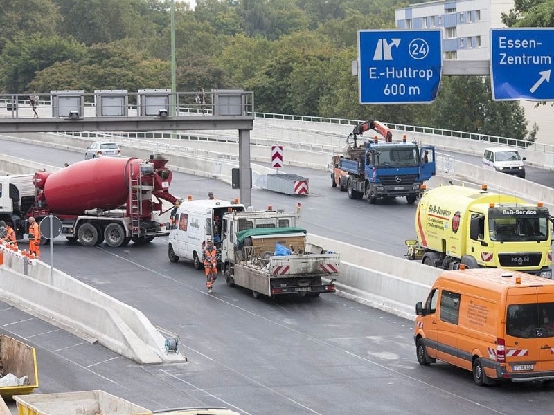 Am Freitag, 28.09.2012 sind die Bauarbeiten an der gesperrten Autobahn A40 in Essen - Zentrum so gut wie abgeschlossen. Am Wochenende wird die Strecke zwischen Essen-Zentrum und Essen-Ost wieder fuer den Verkehr freigegeben.Foto: Bernd Lauter/WAZ FotoPool