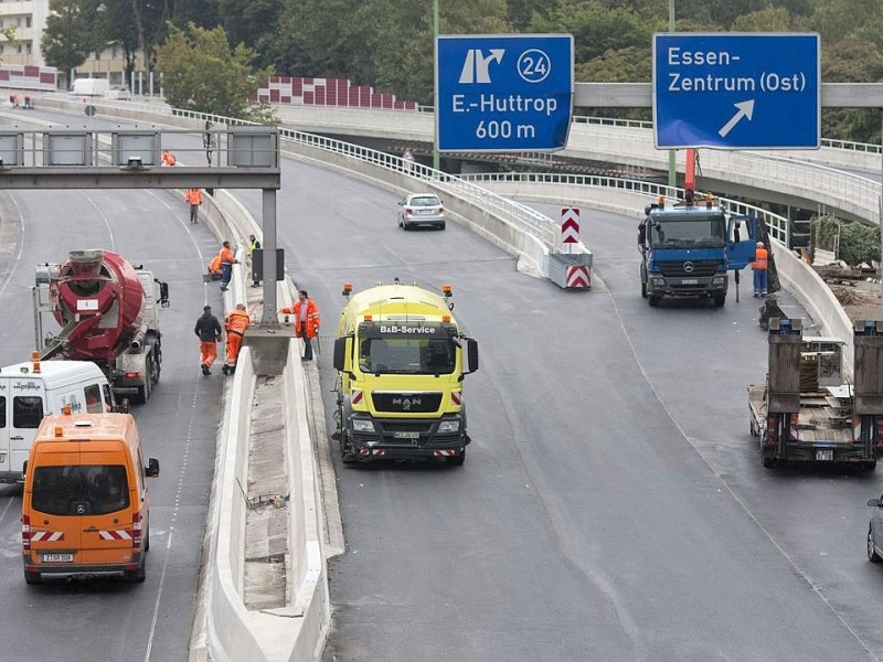 Am Freitag, 28.09.2012 sind die Bauarbeiten an der gesperrten Autobahn A40 in Essen - Zentrum so gut wie abgeschlossen. Am Wochenende wird die Strecke zwischen Essen-Zentrum und Essen-Ost wieder fuer den Verkehr freigegeben.Foto: Bernd Lauter/WAZ FotoPool