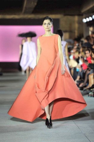 Designer John Galliano präsentiert seine neuesten Kreationen auf der Fashion-Week in Paris.