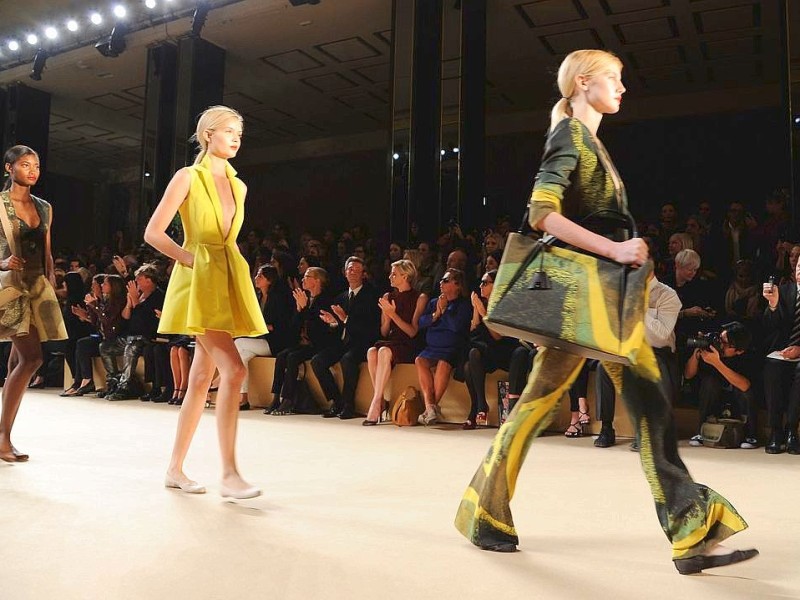 Das Schweizer Modeunternehmen Akris zeigt seine neuen Modelle bei der Fashion-Week in Paris.