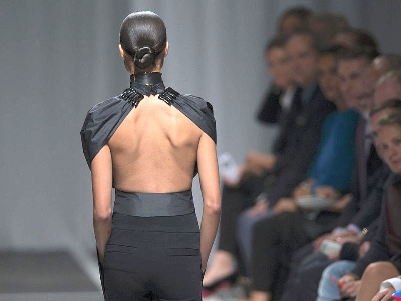 Der italienische Designer Riccardo Tisci zeigt seine neuen Modelle bei der Fashion-Week in Paris.