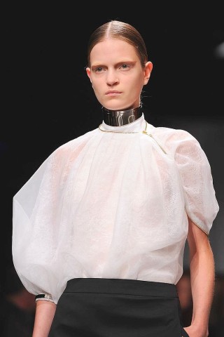 Das französische Modehaus Givenchy zeigt seine neuen Modelle bei der Fashion-Week in Paris.