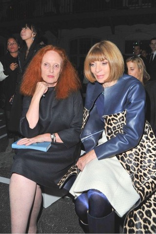 Anna Wintour (r), die Chefredakteurin der US-amerikanischen Ausgabe der Vogue, sitzt mit ihrer Begleitung in der Front-Row der Show des französischen Modelabels Givenchy.