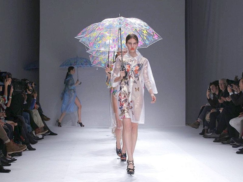 Der Südkoreanische Designer Lie Sang Bong zeigt seine neue Mode bei der Fashion Week in Paris.