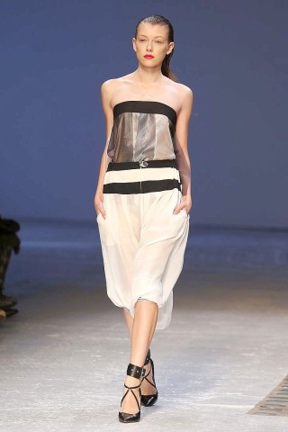 Mode mit klassischen Schnitten und Farben präsentiert die japanische Designerin Sara Arai auf der Fashion Week in Paris.