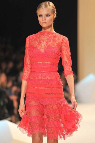 Klare Farben zeigt der libanesische Modedesigner Elie Saab in Paris.