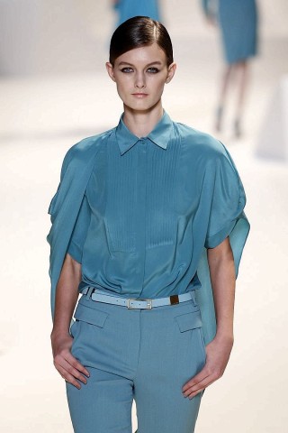 Klare Farben zeigt der libanesische Modedesigner Elie Saab in Paris.
