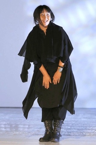 Am Ende der Show zeigt sich die japanische Designerin Sara Arai noch kurz auf dem Laufsteg.