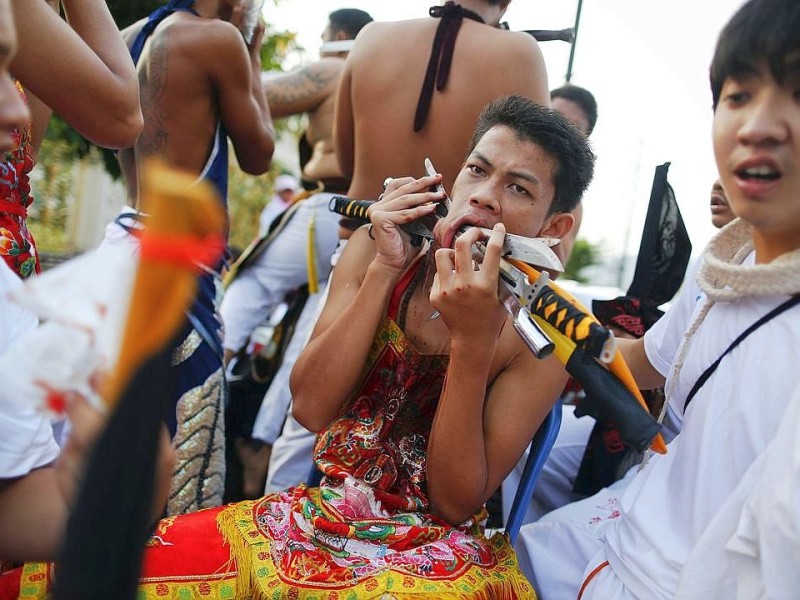 Das Vegetarier Festival auf der thailändischen Insel Phuket zieht jedes Jahr viele Gläubige und Schaulustige an.
