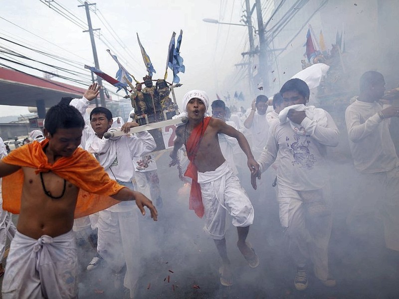 Das Vegetarier Festival auf der thailändischen Insel Phuket zieht jedes Jahr viele Gläubige und Schaulustige an.