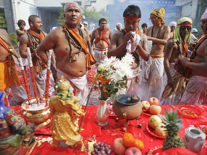 Das Vegetarier Festival auf der thailändischen Insel Phuket zieht jedes Jahr viele Gläubige und Schaulustige an.